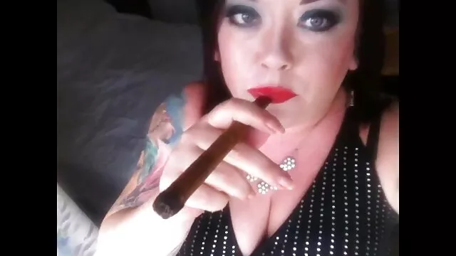 Ils ont laissé la brune faire un cercle et ont baisé tous les trous film porno avec femme enceinte