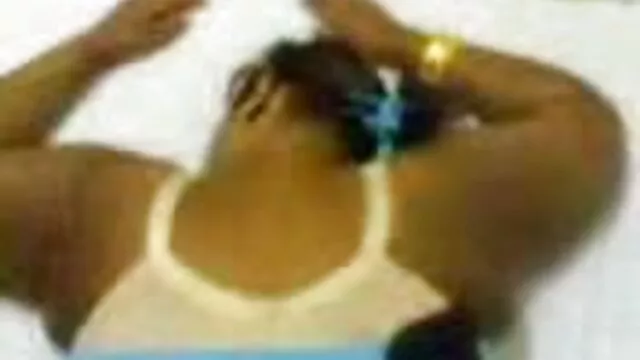 La Belle au bois dormant reçoit femme enceinte baiser de force un collier de perles