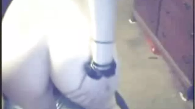 Sexe extrême enceinte se fait baiser avec une grosse chienne, assise sur son visage avec une chatte