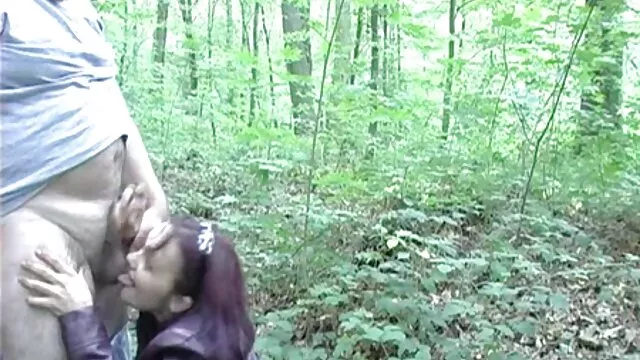 Fille porn enceintes en bas rouges se fait éjaculer sur le visage