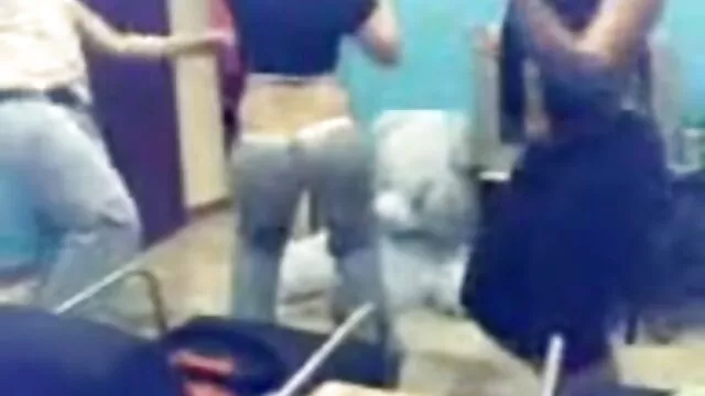 Brunette se fait massage femme enceinte porno baiser avec un cigare