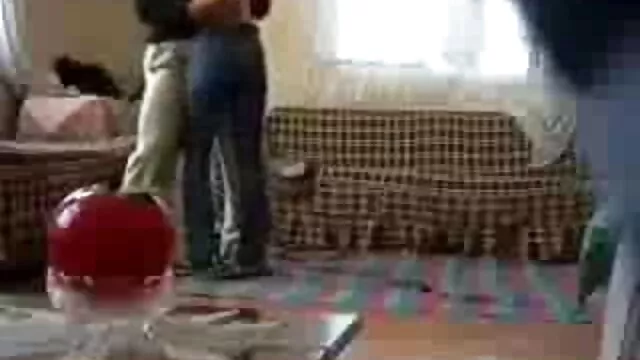 Il a mis des ventouses sur la poitrine d'une asiatique et l'a frit dur porno fille enceinte