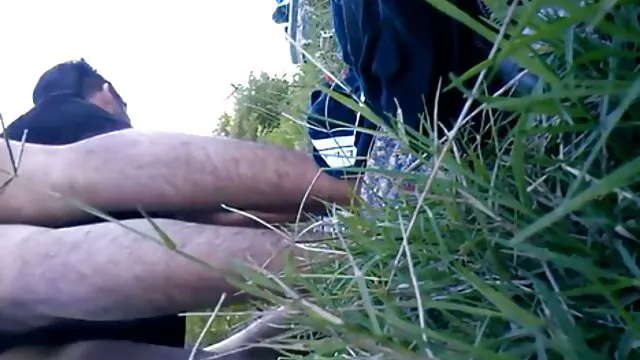 La chienne se branle video x femme enceinte en collants noirs à motifs