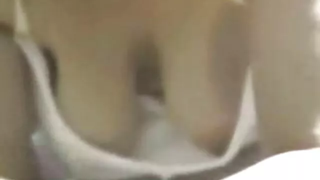 La salope caresse la chatte et utilise le baiser une fille enceinte vibromasseur