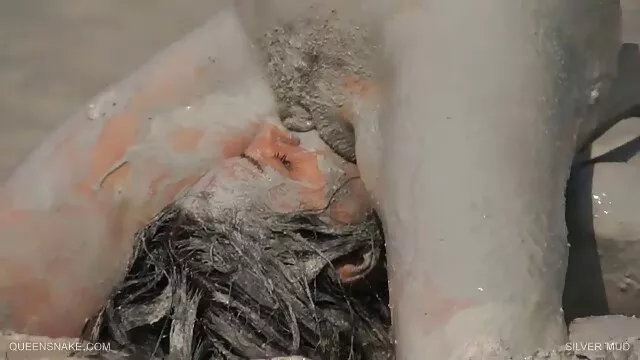 Un mec a film porno des femmes enceintes tiré une jeune fille sur la table