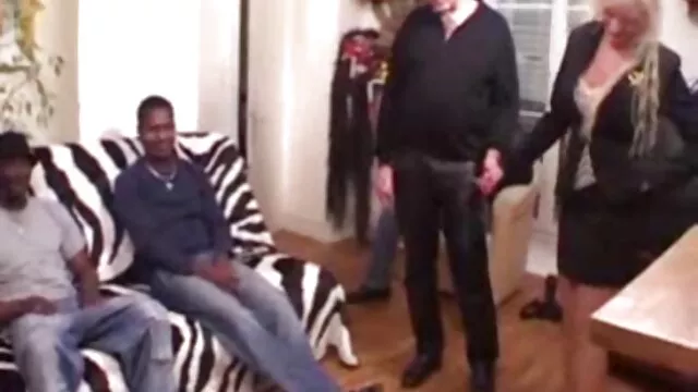 Le mec a baisé l'ébène entre les film porno avec des femmes enceintes seins et l'a fait cooney