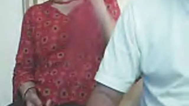 Blonde porno avec une femme enceinte chaude fait vibrer le clitoris