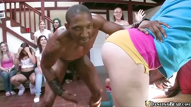 Un homme en manteau de femme enceinte nue xxx fourrure avec une bite tordue a donné une nana sexy dans sa bouche