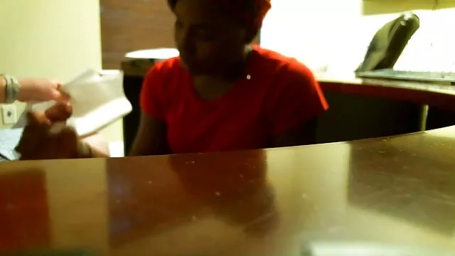 Une jeune film xxx femme enceinte femme allemande regarde un magazine et rêve d'une bite