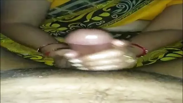 La chienne enceinte tukif aime se lécher les orteils