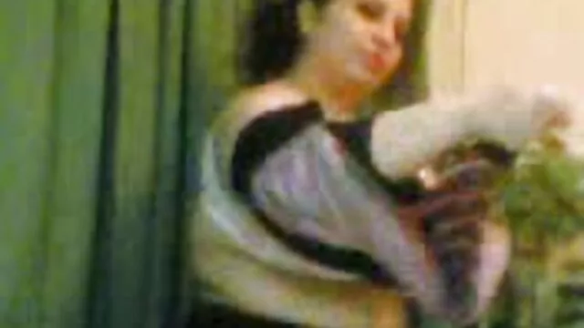 Chick chevauche une bite xnxx femme enceinte et ses seins tremblent au rythme de la baise