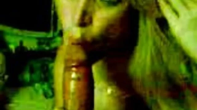 La brune x video femme enceinte est doucement caressée par un macho cool