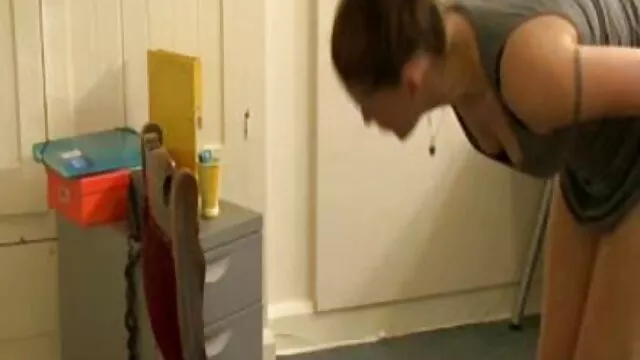 Cindy et Ginny dans la salle de bain à un pornoenceinte rendez-vous