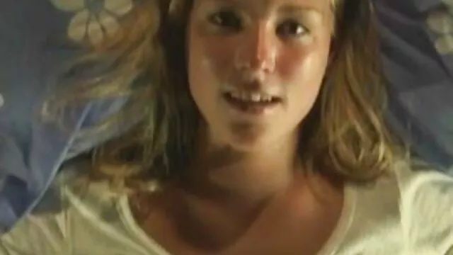 Jolie porno femme enceinte 9 mois fille se masturbe sur le canapé