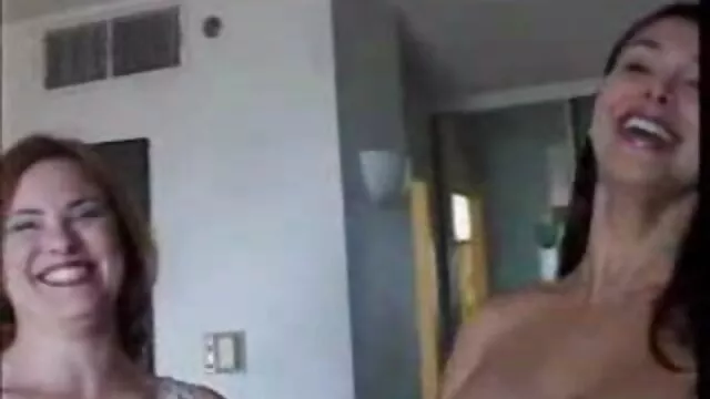 J'ai attrapé une brune en train de video lesbienne enceinte se masturber et l'ai satisfaite en entier