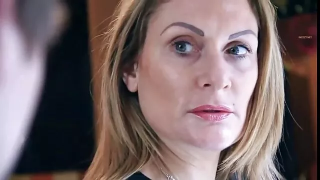 Les travestis jouent femme enceinte se fait defoncer activement avec des godes