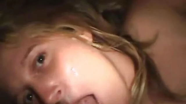Bébé imite se déshabiller pour un mec enceinte porno gratuit
