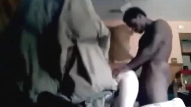 Mamie parle au téléphone porno pour femme enceinte et caresse la chatte