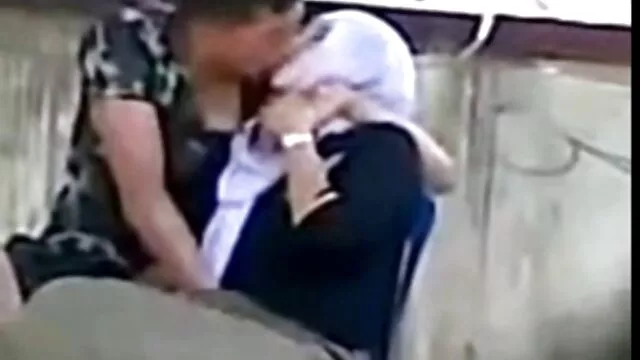 Sexy babe boit son youporn enceinte sperme avec une paille