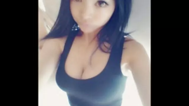 La brune suce la caméra films porno femme enceinte du mâle gonflé!
