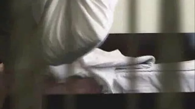 La brune danse devant la webcam et lui caresse la chatte film porno avec des femmes enceintes