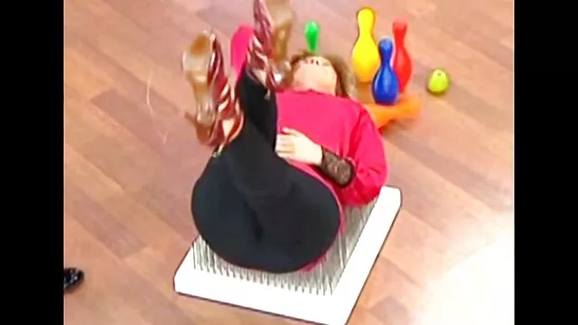 Lolochka en latex chevauche une balle ronde une femme enceinte porno