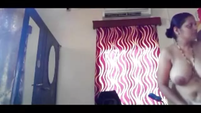 Ne montrant pas son visage mais montrant une chatte avide de sexe video masturbation femme enceinte se masturbe devant la caméra