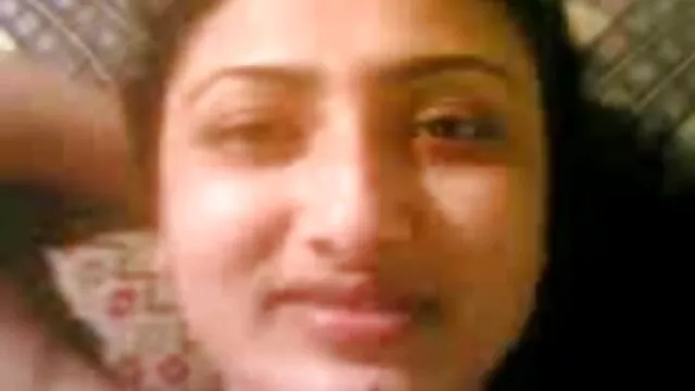 Mignonnes petites bosses d'une femme enceinte porno brune dépravée