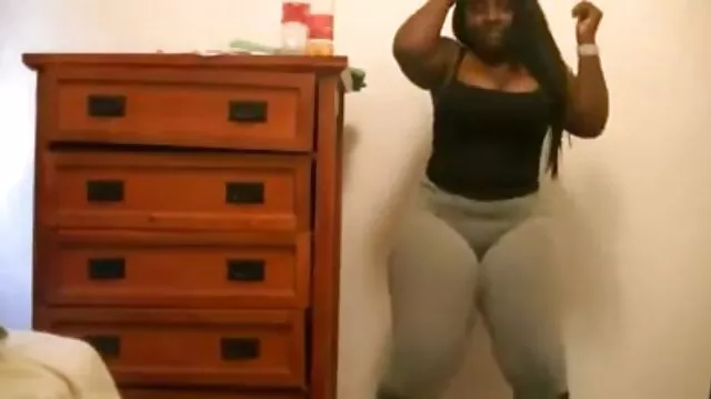 Un homme xxx femme enceint explose dans de douces chattes