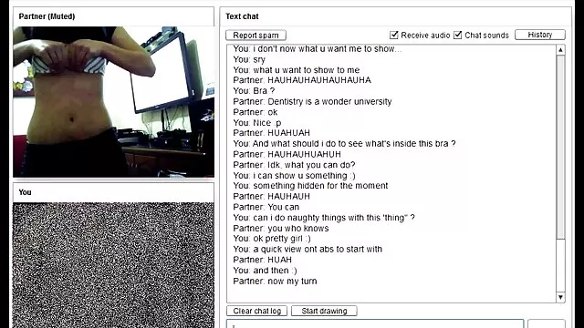 La salope se fait sucer la bite dans la chatte, dans son bureau porno avec une femme enceinte