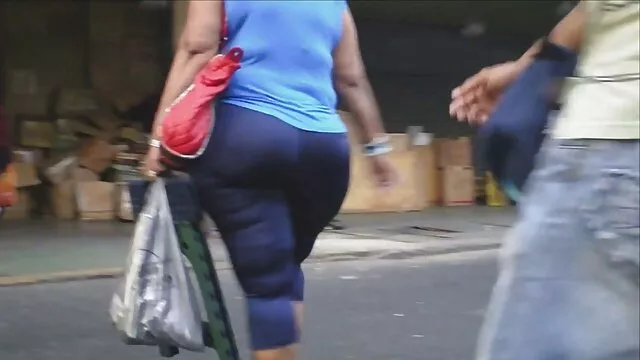 Brunette aux seins se fait baiser et jouir dans la bouche d'un mec avec pornoenceinte une grosse bite
