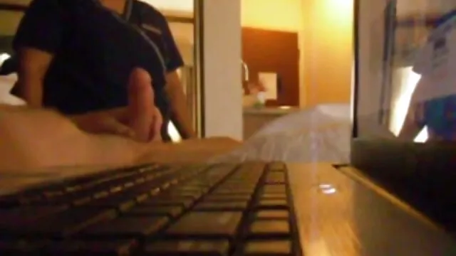 En enlevant ses vêtements, femme enceinte film porno la salope a pris un délicieux pénis