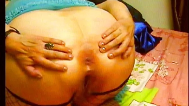 La beauté femme enceinte baiser de force Anechka se déshabille doucement
